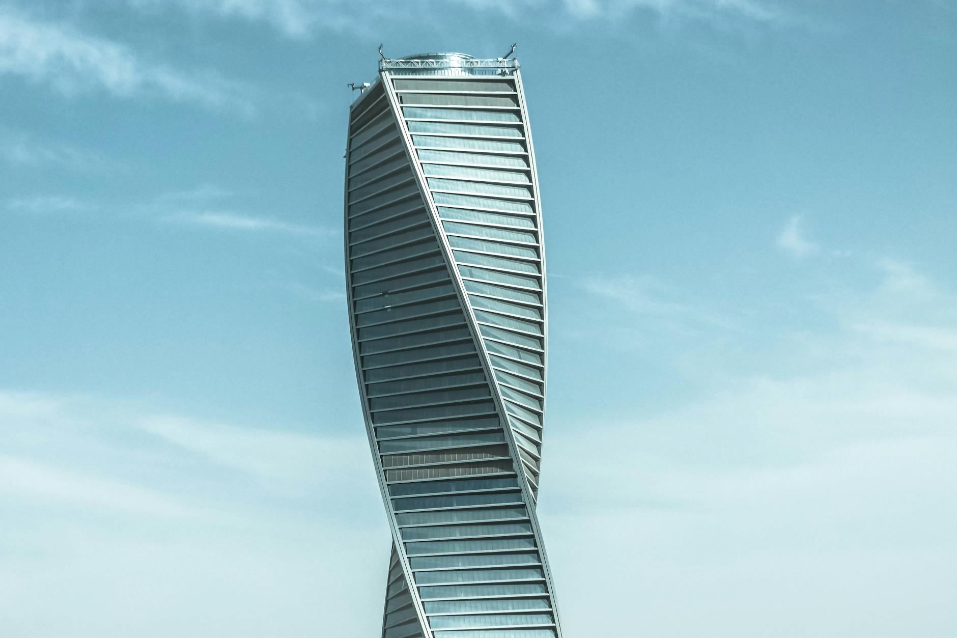Majdoul Tower spirals into a blue sky, showcasing modern architecture in Riyadh.